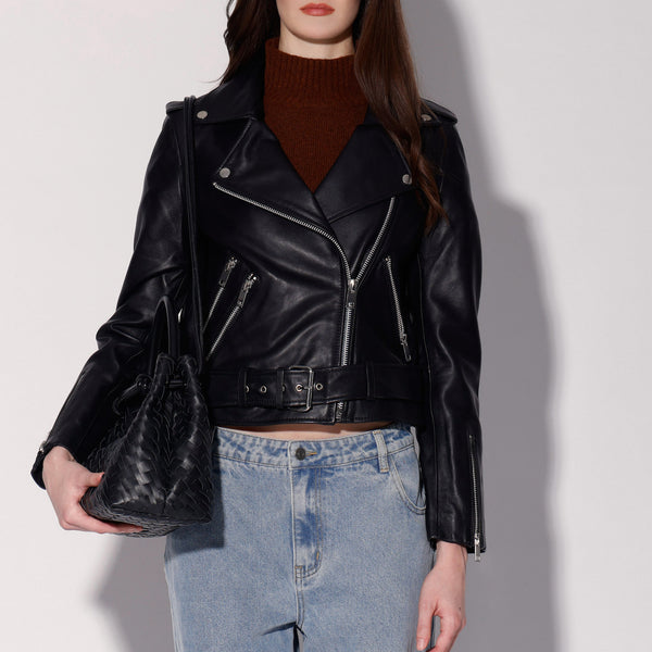 WB30014_BLACK_FALL2025_01_e4f3